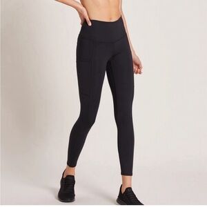 NEW! Niyama Sol wander leggings with pocket